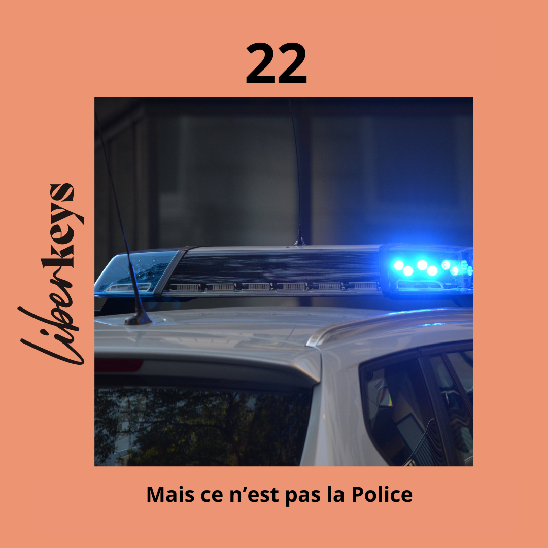 22 ce n’est pas la Police, non c’est le nombre d’acheteurs que j’ai actuellement et qui ont les fonds disponible pour réaliser leur rêve de venir vivre en Morbihan. Pour être plus serein,j’ai sélectionné  4 critères fondamentaux pour vous aider à déterminer le meilleur candidat acheteur. Critère 1 : les motivations de votre potentiel acquéreur Un acheteur semble intéressé par votre bien ? N’hésitez pas à le questionner et à « entrer dans sa tête » tel un mentalist ou un medium. Cela signifie : • connaître son projet de vie : pourquoi est-il en recherche ? Les raisons ne manquent pas : évolution de la famille, mutation professionnelle, recherche d’un nouveau cadre de vie, départ en retraite… • où en est-il dans ses recherches : pressé d’acheter ? S’il est propriétaire, a-t-il déjà mis en vente son logement ? A-t-il déjà visité des biens et combien ? Quels sont ses critères incontournables ?  • sa recherche est-elle précise : est-il clair sur les critères principaux du bien recherché ?  Tous ces éléments servent à comprendre son projet d’achat immobilier et son profil d’acheteur. Le saviez-vous ? 5 c’est le nombre maximum de visites pour la majorité des Français. (Source Meilleurs Agents) Pour rappel ? Les profils risqués font des offres d’achat uniquement pour bloquer le bien et poursuivent leurs recherches pour trouver toujours mieux. Critère 2 : le dossier de financement immobilier La clé de la réussite, c’est la solidité du financement. Assurez-vous donc de la solvabilité de l’acheteur et de sa capacité à obtenir son financement.  L’apport personnel de votre futur acquéreur est une première indication intéressante. Bien évidemment vous n’allez pas lui demander ces informations de but en blanc, c’est, de toute manière, interdit. Soyez plus malin et sollicitez-le en faisant connaissance. Par exemple : est-il déjà propriétaire de sa résidence principale ? La vente de ce logement c’est l’assurance que son banquier sera attentif à sa demande de prêt. Certaines situations personnelles permettent d’affiner votre point de vue : un prêt familial pour le premier achat d’un jeune, une personne divorcée ayant vendu un bien dispose d’un vrai apport, un acheteur bénéficiant d’un héritage, Vient ensuite sa capacité à emprunter.  Sur ce point, le questionnement est indispensable et l’acheteur doit répondre simplement et clairement. À défaut, il faut se méfier. A-t-il déjà sollicité son banquier ou un courtier immobilier pour faire une simulation ? Sait-il quel montant de prêt et quel taux il peut obtenir ? Le prix de votre bien est-il en phase avec son budget ? L’accord de principe de l’organisme financeur est-il obtenu ? Le candidat à l’achat vous paraît sérieux ?  N’hésitez pas à demander une attestation de faisabilité de financement, preuve que l’organisme qui l’épaule est bien informé de son projet d’achat immobilier.  Un bon acquéreur n’est pas obligatoirement propriétaire de son bien actuel, sinon cela réduirait drastiquement le nombre potentiel d’acheteurs. Il peut prétendre à des aides, coups de pouce financiers, notamment s’il est primo-accédant avec le Prêt à Taux Zéro (PTZ). Les prêts accordés par l’État, ceux octroyés par des organismes publics (Prêt Action Logement, PAS) ou des collectivités locales fiabilisent une candidature. Critère 3 : la situation personnelle et professionnelle de votre acheteur  Laissez votre visiteur se raconter, vous en apprendrez souvent plus que vous n’imaginez. Et ces éléments mis bout à bout vous éclaireront pour choisir le meilleur acheteur.  Vous devez savoir s’il achète le bien seul, s’il vit en couple, s’il est marié, avec ou sans enfant. Les informations sur sa situation professionnelle sont également essentielles : salarié, chômeur temporaire ou permanent, indépendant, fonctionnaire. Dans quelle branche travaille-t-il ? Etc. Les banques, elles, y sont vigilantes et se réservent le droit de refus de délivrance du prêt en fonction de sa capacité d’emprunt. Le saviez-vous ? Le meilleur profil n’est pas nécessairement celui qui emprunte le moins. Critère 4 : le comportement de votre candidat à l’achat lors de la visite On vous l’accorde, cette notion est plus irrationnelle que les précédentes et pour autant son rôle est souvent primordial.  Qu’avez-vous perçu, ressenti pendant la visite ? Pensez-vous que le visiteur a été intéressé ? Semblait-il à l’aise dans le logement, curieux de l’environnement (commerces, écoles, voisinage) ? Était-il distant ou alors dans la projection ? Était-il focalisé sur les qualités ou les défauts de votre maison, ou les deux ? Si le client semble se projeter facilement, vous avez de bonnes raisons de penser qu’il sera motivé pour aller au bout de la transaction immobilière. S’il fait une offre alors qu’il a été négatif tout au long de la visite, rassurez-le sur les points à améliorer d’ici la vente finale et proposez-lui une contre-visite, Mais un désistement en cours de route reste encore possible. J’ai plusieurs offres simultanées pour mon bien, que faire ? Si une des offres d’achat reçues est au prix, vous n’avez aucune raison de ne pas l’accepter, sauf si vous avez des doutes quant à la motivation de l’acquéreur. Sachez que dans le cas d’une vente en direct, une offre au prix engage le vendeur.  Refuser une offre d’achat au prix ne peut se faire que sous certaines conditions. Dans le cas d’une vente avec un agent immobilier, il faut distinguer le mandat de représentation du mandat simple. En cas de mandat de représentation, une offre au prix faite à votre intermédiaire vous engage. Si vous refusez l’offre, le professionnel peut vous demander une indemnisation. Si deux acheteurs potentiels font une offre au prix et conditions du mandat simultanément : à vous de sélectionner, avec le professionnel qui vous accompagne, « le bon » candidat. En tout cas, celui qui vous semble le plus fiable pour signer devant le notaire l’acte final. Le mandat simple au contraire vous laisse libre de choisir votre acheteur et vous n’êtes pas tenu d’accepter la première offre au prix.  Le choix de l’acheteur idéal avec un agent immobilier Sachez que le professionnel de l’immobilier représente un gage de sécurité supplémentaire pour vous. Au-delà de la recherche d'acquéreurs et de l’organisation des visites, l’expert immobilier est la personne la plus qualifiée pour vous aider dans le choix de l’acheteur. L’agent peut par exemple demander au potentiel acheteur de remplir un formulaire d’offre d’achat. Dans ce document seront mentionnés l’apport, le montant du prêt, autant d’informations qu’il peut analyser et décrypter avec et pour vous. Le saviez-vous ? Un acheteur accompagné d’un chasseur immobilier est un bon indicateur du sérieux et de la viabilité de son projet d’achat. Vendre son logement, c’est écrire un nouveau chapitre de sa vie. Chacun rêve d’un acheteur à la hauteur du bien précieux qui lui sera confié. Au-delà des paramètres financiers, administratifs… une vente immobilière reste une affaire avant tout de relations humaines. Entourez-vous des bonnes personnes et prenez toutes les précautions indiquées dans cet article. Surtout n’oubliez pas de vous faire confiance : votre ressenti est le premier des critères à prendre en compte.